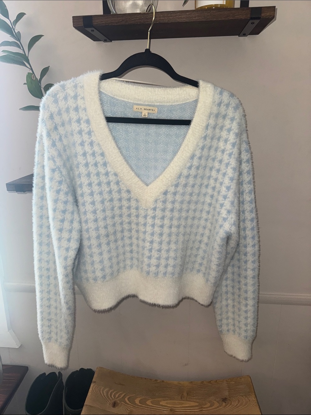 Light Blue & White V-Neck Houndstooth Sweater size small